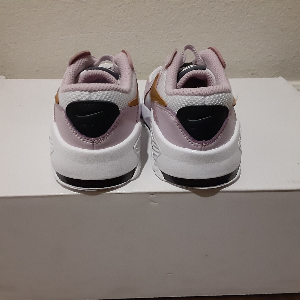 Nike - Picture 3 of 4